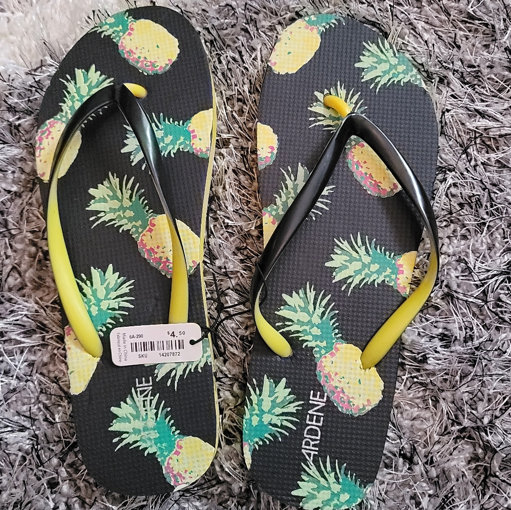 🎈3/$15 - NWT - Pineapple Flip Flops